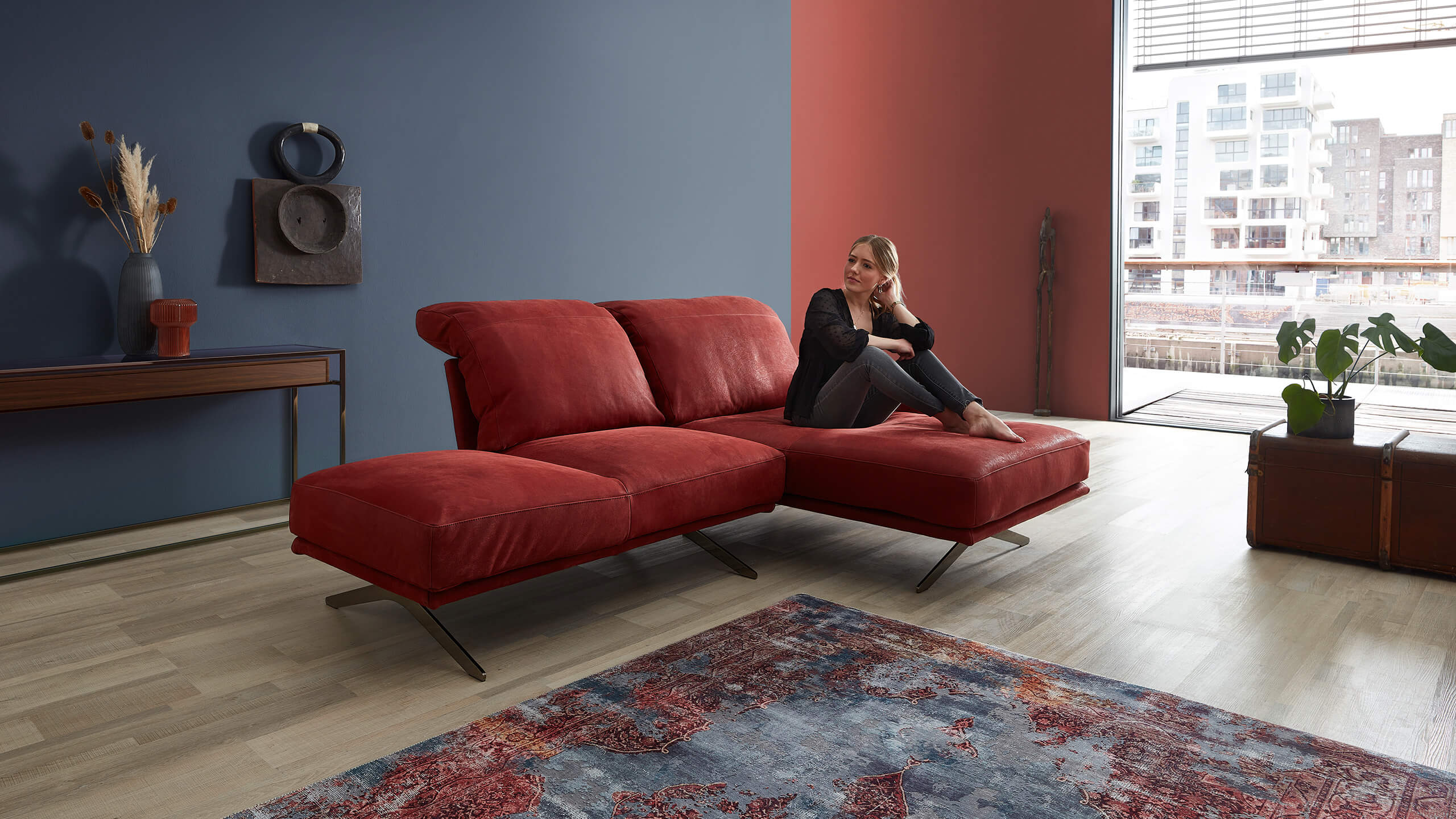 Cilia Relaxsofa Nubukleder Reno mit sitzender Frau