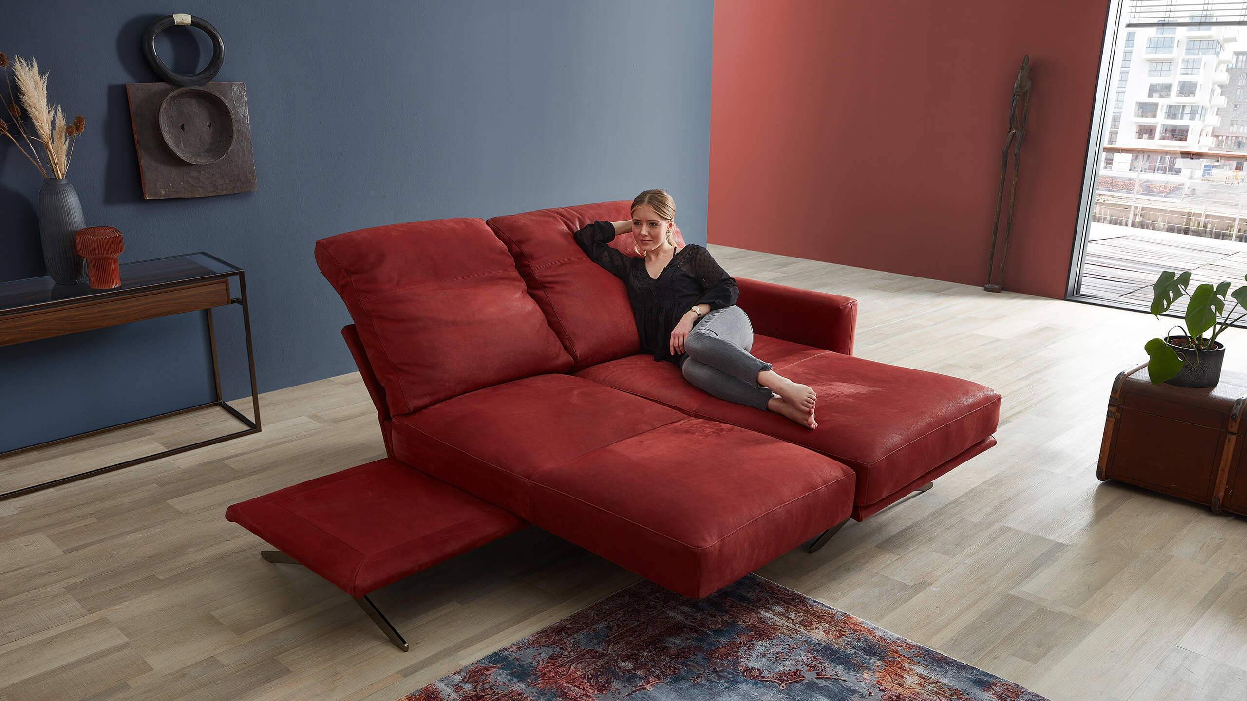 Cilia Funktionssofas Nubukleder Reno mit liegender Frau