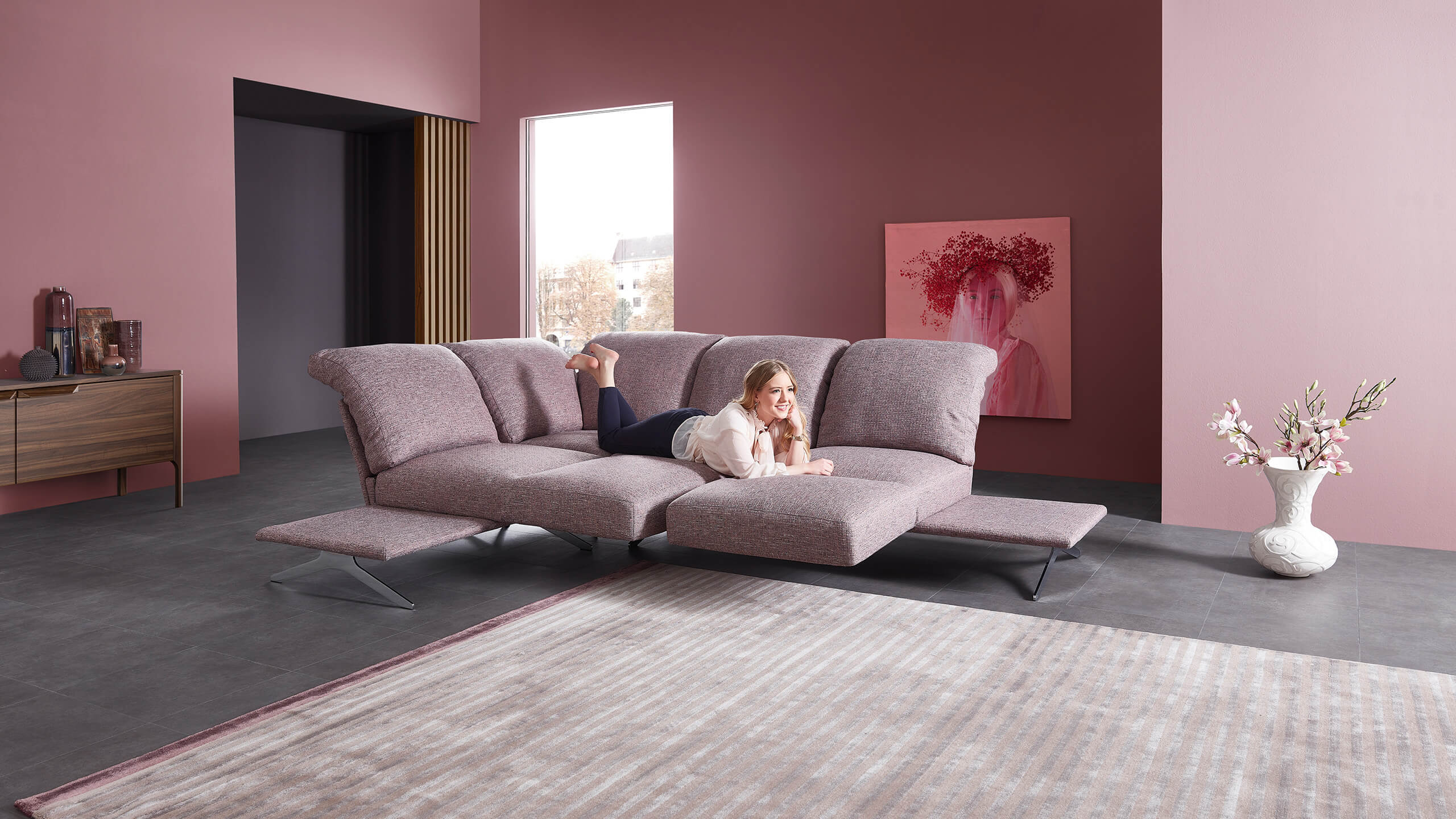 Cilia Funktionsecke mit Frau auf Tagesbett