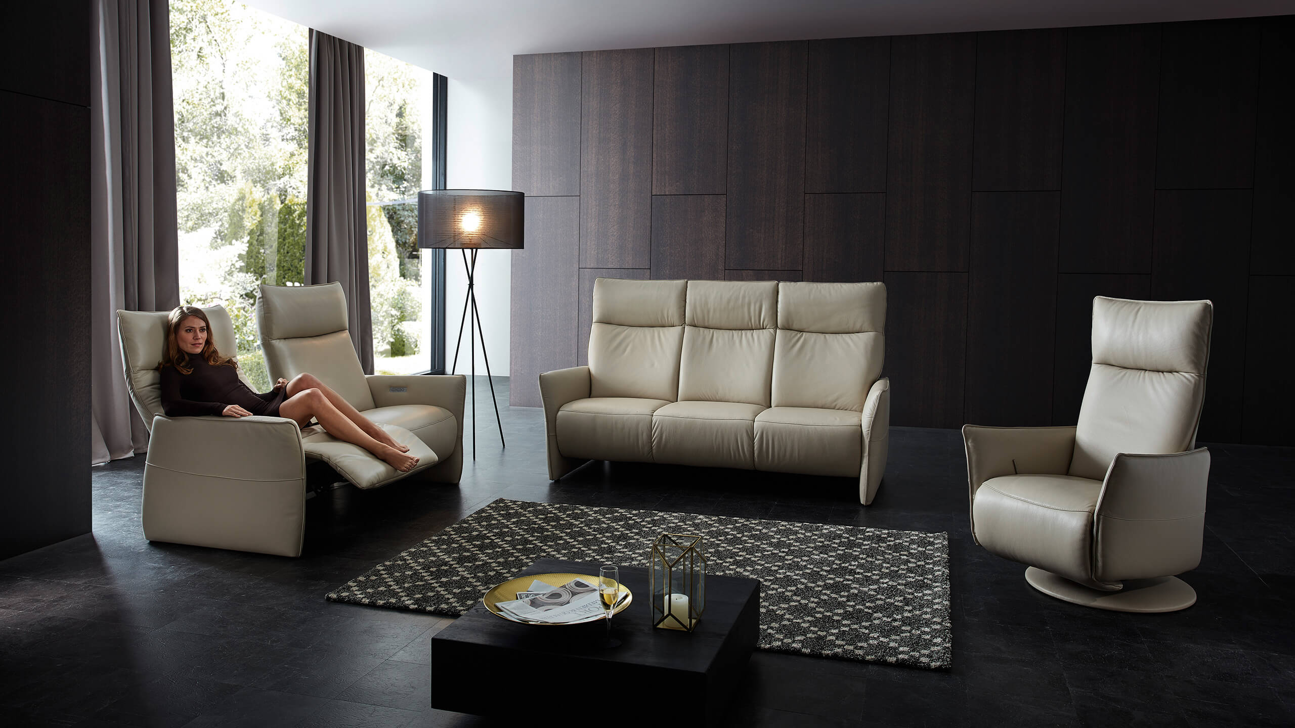 Lario Relaxsofa 2,5-Sitzer  mit 3-Sitzer und Relaxsessel mit Frau