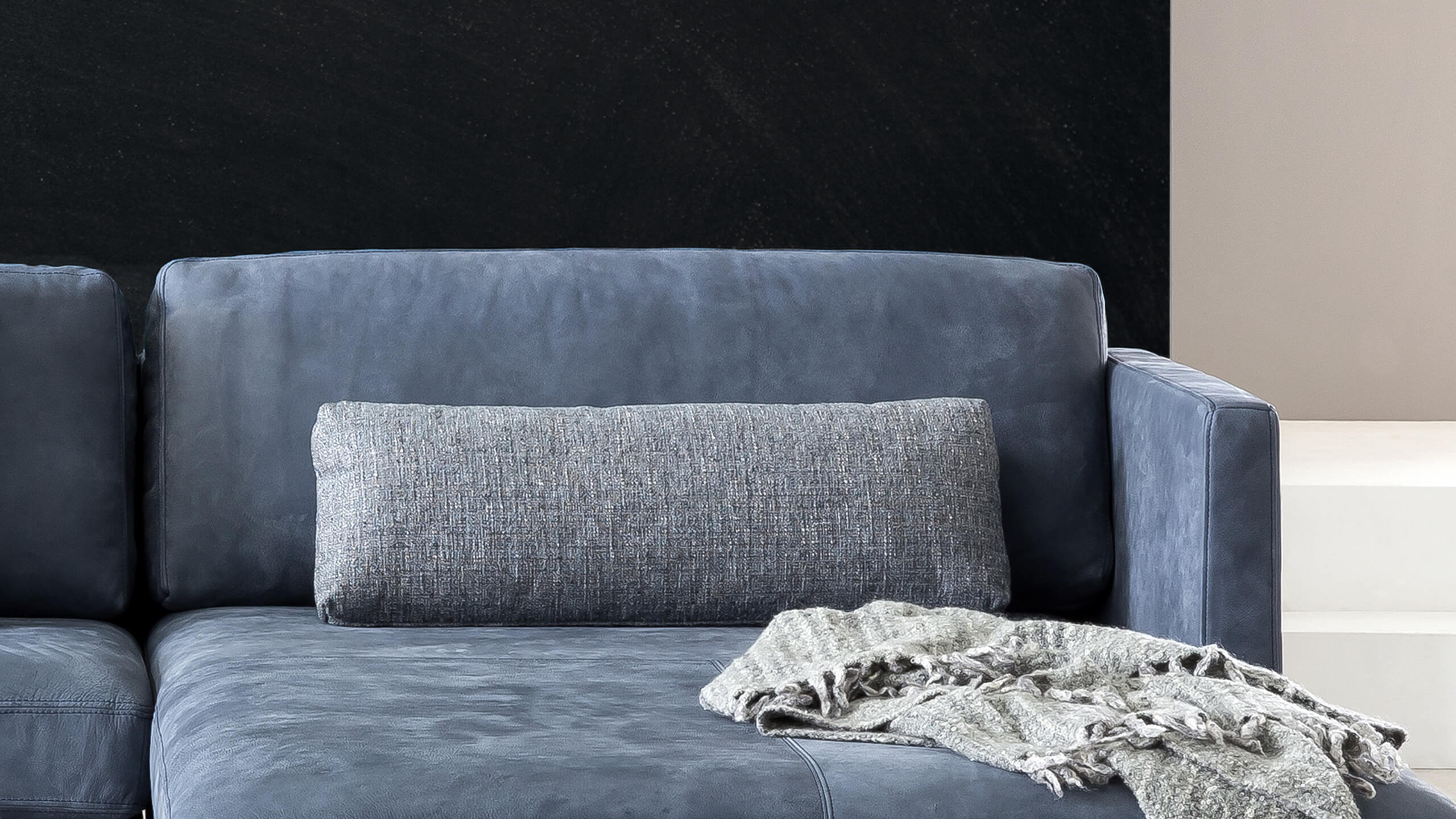 Nierenkissen auf Sofa