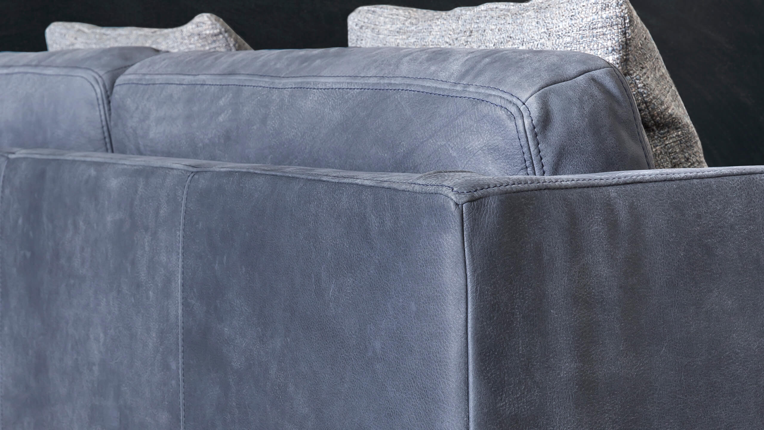 Echt bezogener Rücken vom Sofa Saga