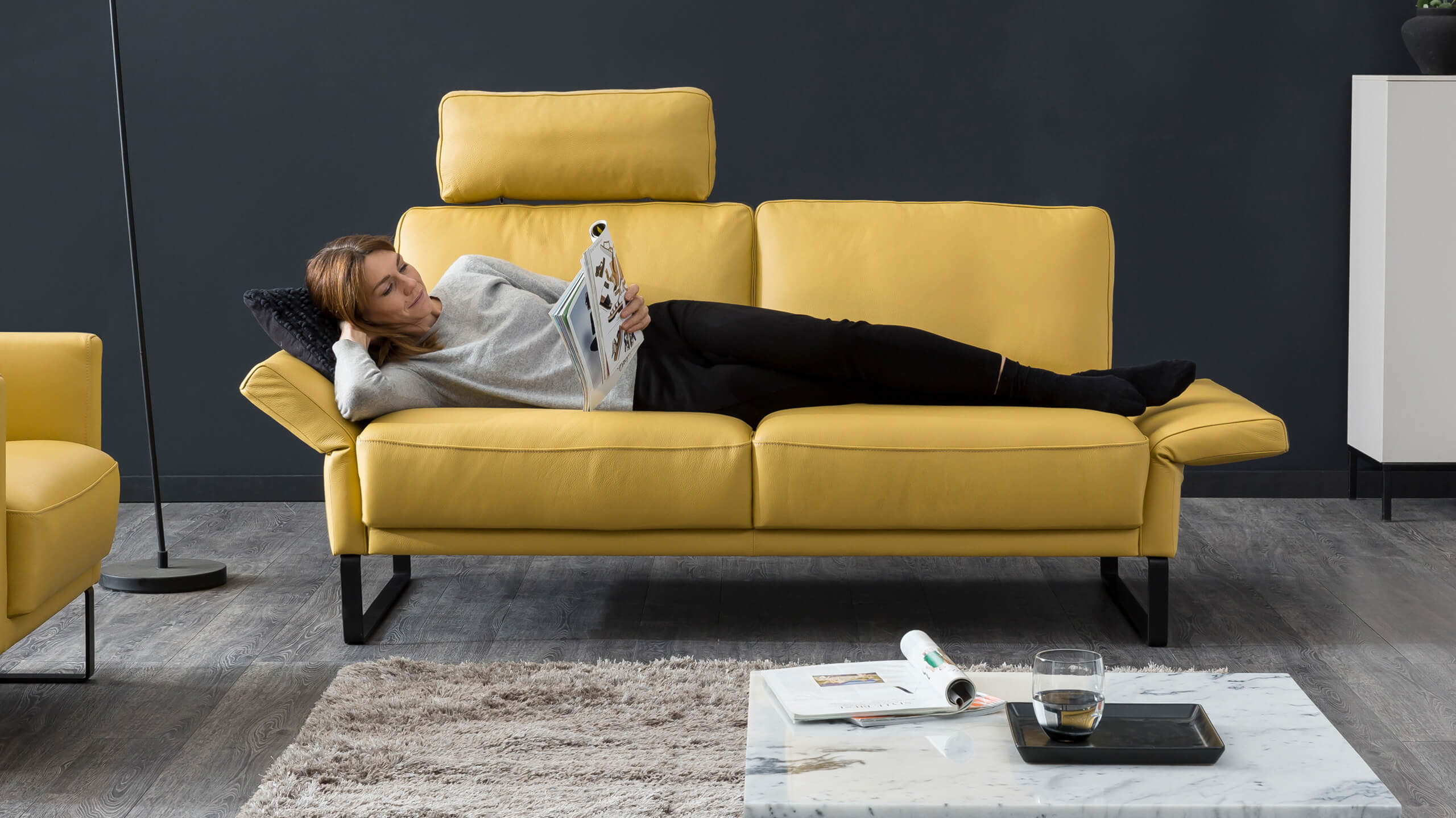 Avant Sofa mit Frau in Liegeposition