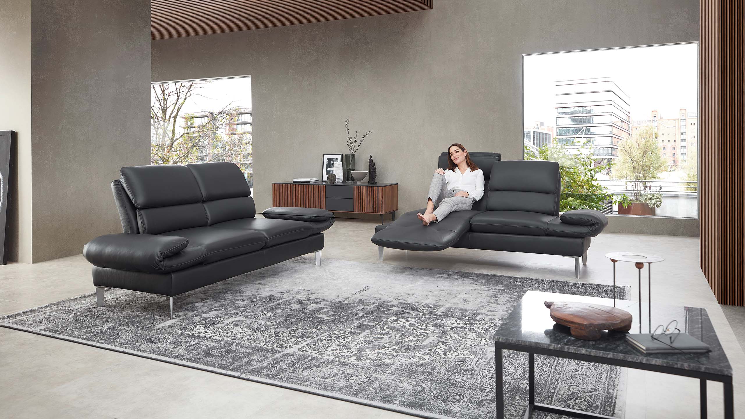 Funktionssofa Cassis mit Frau auf Relaxliege