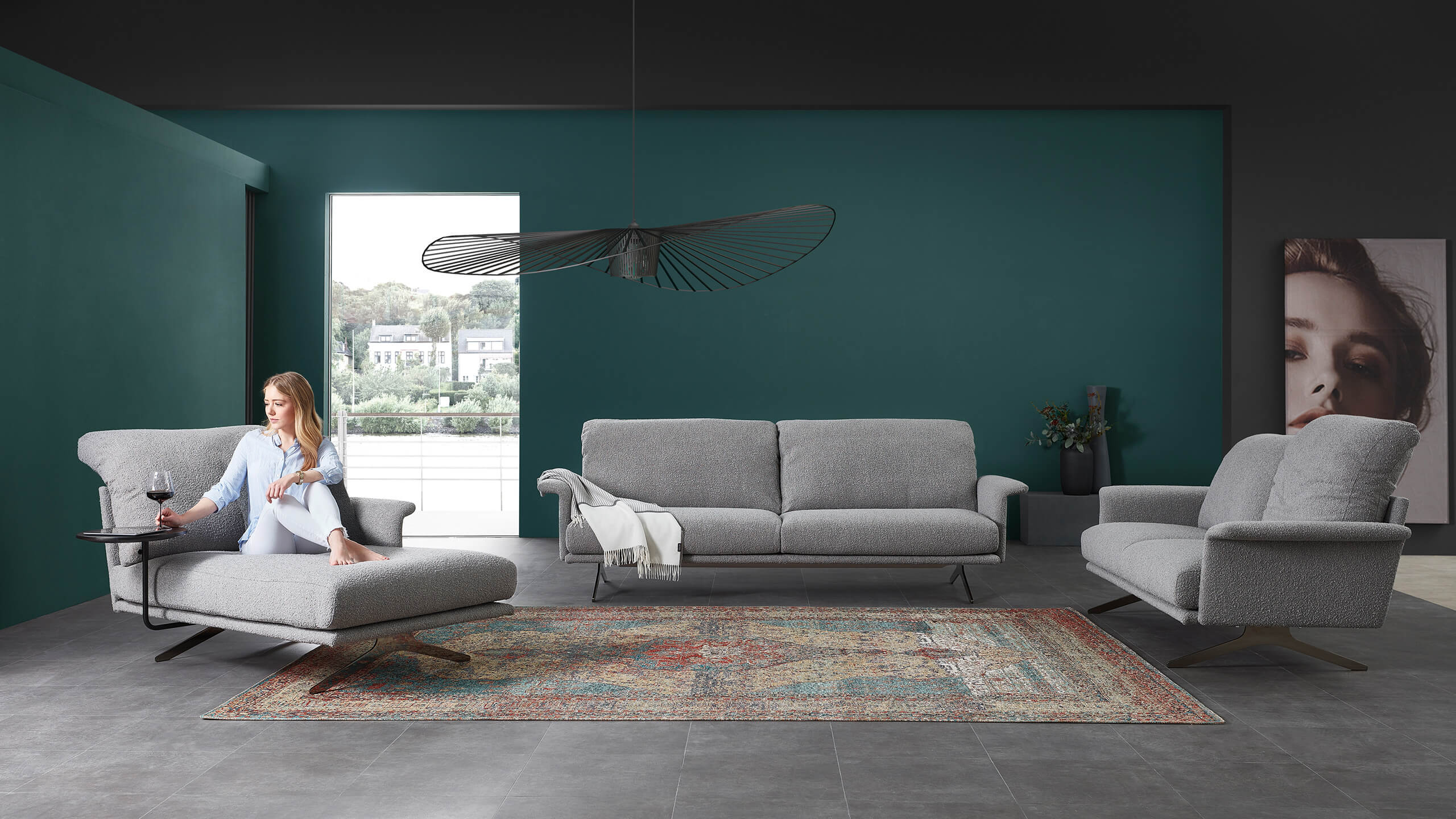 Cilia Sitzgruppe Stoff grau mit Frau