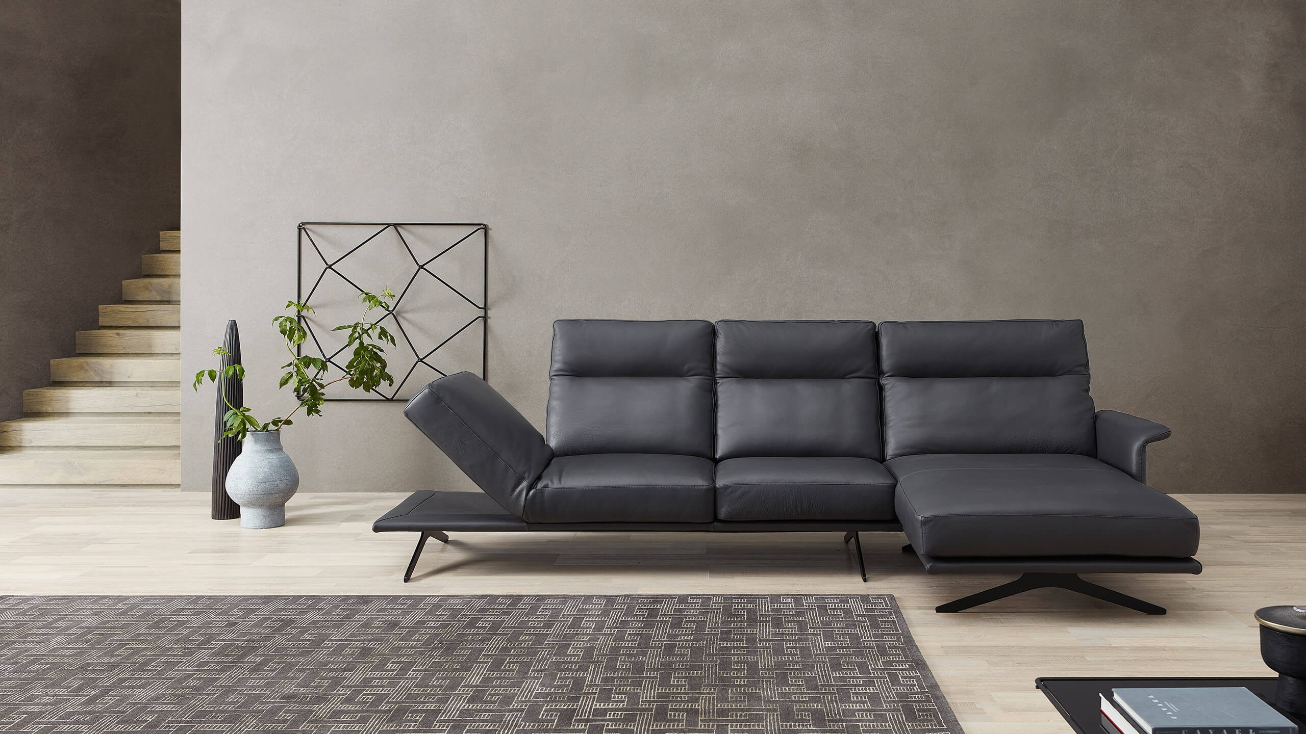 Cilia Sofa mit Longchair Leder Armlehne angewinkelt