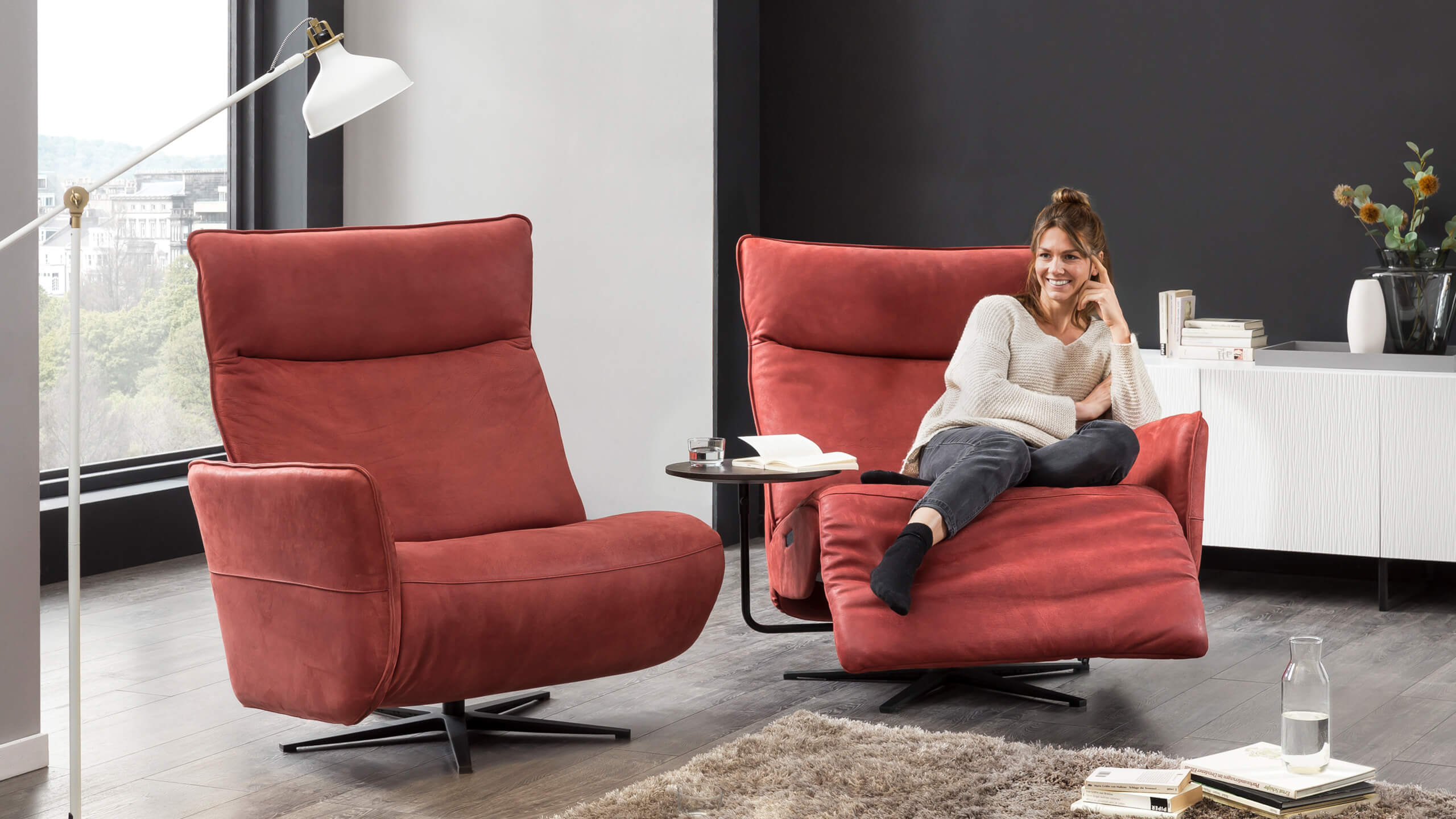 Lounger Sessel Duo in Nubukleder rot mit Frau