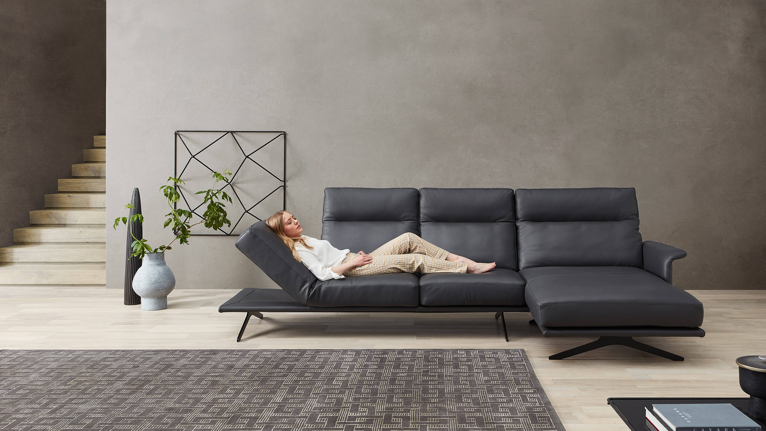 Cilia Ledersofa mit Longchair  Frau in Ruheposition